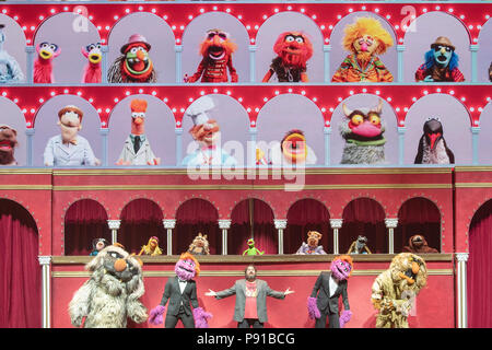 L'Arena O2, UK. 13 Luglio 2018,la sequenza di apertura dei Muppets prendere l'O2, Penisola Square, Londra. © Jason Richardson / Alamy Live News Foto Stock