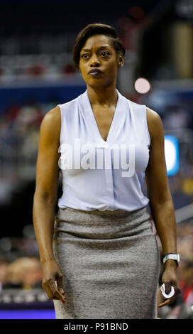 Washington DC, Stati Uniti d'America. 13 Luglio, 2018. Chicago Sky Head Coach Ambra scorte durante un gioco WNBA tra la Washington Mystics e il Chicago Sky al capitale una arena a Washington DC. Justin Cooper/CSM/Alamy Live News Foto Stock