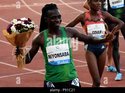 Rabat, Marocco. 13 Luglio, 2018. Burundi il Francine Niyonsaba festeggia dopo la vittoria delle donne 800m a la IAAF Diamond League incontro a Rabat, Marocco, luglio 13, 2018. Francine Niyonsaba rivendicato il titolo con 1 minuto 57.90 secondi. Credito: Aissa/Xinhua/Alamy Live News Foto Stock