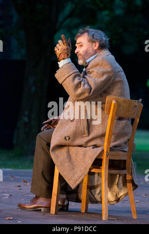 A Mülheim an der Ruhr, Germania. Il 13 luglio 2018. Steffen Reuber eseguendo. Theater an der Ruhr eseguire l arte della commedia di Eduardo de Filippo durante il 2018 Weiße Nächte stagione, una serie di free open-air esibizioni presso Raffelbergpark. Foto: Bettina Strenske/Alamy Live News Foto Stock