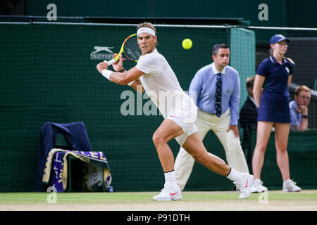 Londra, Regno Unito. 13 Luglio, 2018. Rafael Nadal (ESP) Tennis : Rafael Nadal di Spagna durante gli uomini singoli semi-partita finale del torneo di Wimbledon Lawn Tennis Championships contro Novak Djokovic di Serbia a tutti England Lawn Tennis e Croquet Club di Londra, in Inghilterra . Credito: AFLO/Alamy Live News Foto Stock