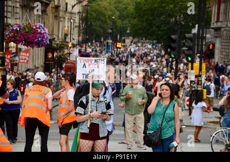 Londra, UK, 13 luglio 2018. anti trump proteste e cartelloni in Trafalgar Square Londra Regno Unito 13 luglio 2018 Credit: simon leigh/Alamy Live News Foto Stock