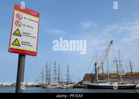 Sunderland, Regno Unito, 13 luglio 2018. Segno che vieta il nuoto e le immersioni sul fiume indossare a Sunderland, Inghilterra. Il 2018 Tall Ships gara inizia a Sunderland. Credito: Stuart Forster/Alamy Live News Foto Stock