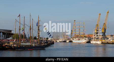 Sunderland, Regno Unito, 13 luglio 2018. Navi ancorate per il 2018 Tall Ships gara presso il porto di Sunderland nel nord-est dell'Inghilterra. Le navi sono ancorate sul fiume usura. Credito: Stuart Forster/Alamy Live News Foto Stock