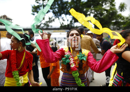 Kathmandu, Nepal. 14 Luglio, 2018. I devoti vestiti in costumi tradizionali ballare e cantare durante una processione che si svolge per celebrare Jagannath Rath Yatra, un carro il festival in Kathmandu, Nepal, sabato 14 luglio, 2018. Questa processione è una replica del famoso Jagannath Rath Yatra si tiene ogni anno a Jagannath Puri, Odisha poiché 10th-11secolo. Ratha Yatra è un festival che coinvolge il movimento delle divinità Jagannath, Balabhadra, Subhadra e Sudarshana su di un carro. Credito: Skanda Gautam/ZUMA filo/Alamy Live News Foto Stock