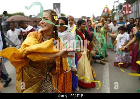 Kathmandu, Nepal. 14 Luglio, 2018. I devoti vestiti in costumi tradizionali ballare e cantare durante una processione che si svolge per celebrare Jagannath Rath Yatra, un carro il festival in Kathmandu, Nepal, sabato 14 luglio, 2018. Questa processione è una replica del famoso Jagannath Rath Yatra si tiene ogni anno a Jagannath Puri, Odisha poiché 10th-11secolo. Ratha Yatra è un festival che coinvolge il movimento delle divinità Jagannath, Balabhadra, Subhadra e Sudarshana su di un carro. Credito: Skanda Gautam/ZUMA filo/Alamy Live News Foto Stock