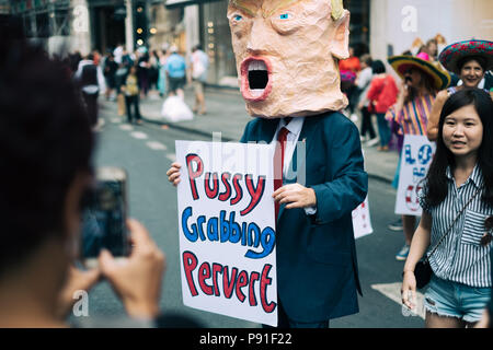 Londra, Regno Unito. 13 luglio 2018. 100.000 protesta nel centro di Londra contro la visita del Presidente statunitense Donald Trump Credito: Tom Leighton/Alamy Live News Foto Stock