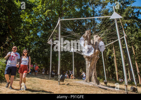 Suffolk, Regno Unito, 14 luglio 2018. Un ombrello scultura nella foresta lontana - Il 2018 Latitude Festival, Henham Park. Suffolk 14 luglio 2018 Credit: Guy Bell/Alamy Live News Foto Stock