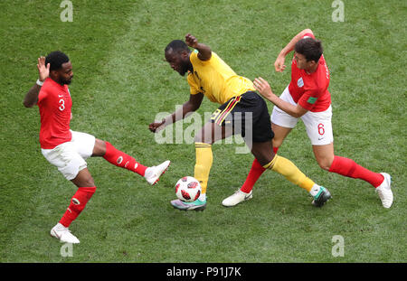 San Pietroburgo, Russia. 14 Luglio, 2018. Belgio del Romelu Lukaku (C) sistema VIES con l'Inghilterra del Danny Rose (L) e Harry Maguire durante il 2018 FIFA World Cup terzo posto play-off match tra Inghilterra e Belgio a San Pietroburgo, Russia, luglio 14, 2018. Credito: Li Ming/Xinhua/Alamy Live News Foto Stock