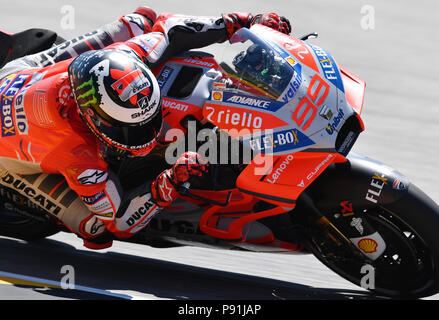 Hohenstein-ernstthal, Germania. 14 Luglio, 2018. Il tedesco Gran Premio di motociclismo, Qualifiche MotoGP al Sachsenring. Jorge Lorenzo (Spagna, Ducati Team) in azione. Credito: Hendrik Schmidt/dpa-Zentralbild/dpa/Alamy Live News Foto Stock