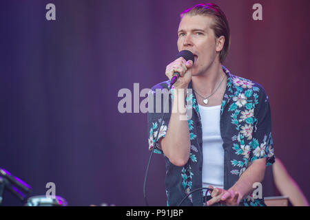 Suffolk, Regno Unito, 14 luglio 2018. Alex Cameron riproduce l'Obelisco tappa - il 2018 Latitude Festival, Henham Park. Suffolk 14 luglio 2018Il 2018 Latitude Festival, Henham Park. Suffolk 14 luglio 2018 Credit: Guy Bell/Alamy Live News Foto Stock