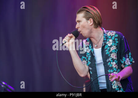 Suffolk, Regno Unito, 14 luglio 2018. Alex Cameron riproduce l'Obelisco tappa - il 2018 Latitude Festival, Henham Park. Suffolk 14 luglio 2018Il 2018 Latitude Festival, Henham Park. Suffolk 14 luglio 2018 Credit: Guy Bell/Alamy Live News Foto Stock