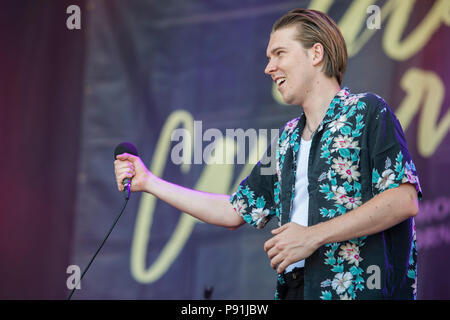 Suffolk, Regno Unito, 14 luglio 2018. Alex Cameron riproduce l'Obelisco tappa - il 2018 Latitude Festival, Henham Park. Suffolk 14 luglio 2018Il 2018 Latitude Festival, Henham Park. Suffolk 14 luglio 2018 Credit: Guy Bell/Alamy Live News Foto Stock