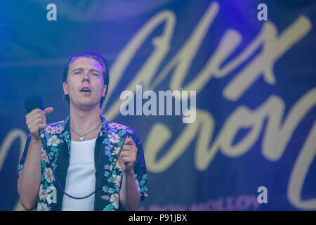 Suffolk, Regno Unito, 14 luglio 2018. Alex Cameron riproduce l'Obelisco tappa - il 2018 Latitude Festival, Henham Park. Suffolk 14 luglio 2018Il 2018 Latitude Festival, Henham Park. Suffolk 14 luglio 2018 Credit: Guy Bell/Alamy Live News Foto Stock