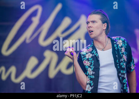 Suffolk, Regno Unito, 14 luglio 2018. Alex Cameron riproduce l'Obelisco tappa - il 2018 Latitude Festival, Henham Park. Suffolk 14 luglio 2018Il 2018 Latitude Festival, Henham Park. Suffolk 14 luglio 2018 Credit: Guy Bell/Alamy Live News Foto Stock