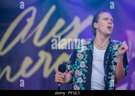Suffolk, Regno Unito, 14 luglio 2018. Alex Cameron riproduce l'Obelisco tappa - il 2018 Latitude Festival, Henham Park. Suffolk 14 luglio 2018Il 2018 Latitude Festival, Henham Park. Suffolk 14 luglio 2018 Credit: Guy Bell/Alamy Live News Foto Stock
