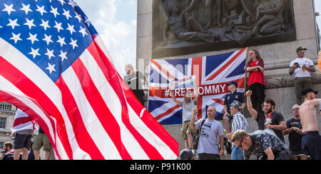 Londra, UK, 14 luglio 2018. Libera Tommy Robinson e pro Trump sostenitori in Trafalgar Square. Anti-fascisti manifestanti hanno marciato contro un diritto-wing rally a sostegno dell'imprigionato Islamophobe Tommy Robinson nel centro di Londra. David Rowe/Alamy Live News Foto Stock