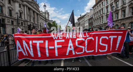 Londra, UK, 14 luglio 2018. Anti-fascisti manifestanti hanno marciato contro un diritto-wing rally a sostegno dell'imprigionato Islamophobe Tommy Robinson nel centro di Londra. David Rowe/Alamy Live News Foto Stock