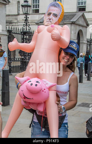 Londra, UK, 14 luglio 2018. Islamophobic razzismo su Whitehall. Una donna può contenere una bambola gonfiabile con un'immagine di Sadiq Aman Khan, sindaco di Londra a cavallo di un maiale. Anti-fascisti manifestanti hanno marciato contro un diritto-wing rally a sostegno dell'imprigionato Islamophobe Tommy Robinson nel centro di Londra. David Rowe/Alamy Live News Foto Stock