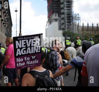 Westminster, Londra, Regno Unito. 14 Luglio, 2018. Anti fasciste marzo contro la libera Tommy Robinson marzo svoltasi a Whitehall. Credito: Richard Hancox/Alamy Live News Foto Stock