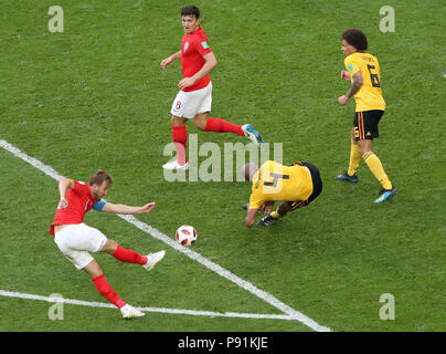 San Pietroburgo, Russia. 14 Luglio, 2018. Harry Kane (1L) di germogli in Inghilterra durante il 2018 FIFA World Cup terzo posto play-off match tra Inghilterra e Belgio a San Pietroburgo, Russia, luglio 14, 2018. Credito: Li Ming/Xinhua/Alamy Live News Foto Stock