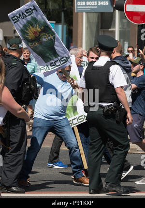 Belfast, Irlanda del Nord, Regno Unito Il 14 luglio 2018. U.K. Libertà Rally organizzato da indipendenti di Belfast City Assessore Jolene Bunting tenutosi presso il Municipio. Il Rally era stato pubblicizzato su social media e da un foglietto goccia per affrontare le preoccupazioni: 'l'immigrazione, la soppressione di Free-Speech, polarizzato "Fake News media", l ingiustizia e l'globalista/agenda europea". Vi erano due contro anche protesta svoltasi. Credito: John Rymer/Alamy Live News Foto Stock