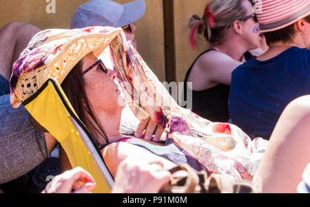 Festival rilassato goer, riparo dal sole forte, a Latitude festival, Henham Park, Suffolk, Inghilterra, 14 luglio, 2018 Foto Stock