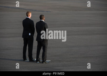 Prestwick, Scozia, il 13 luglio 2018. Presidente Donald Trump, e moglie Melania, arrivano su Air Force One a Glasgow Prestwick International Airport all'inizio di un viaggio di due giorni in Scozia. Credito di immagine: Jeremy Sutton-Hibbert/ Alamy News. Foto Stock