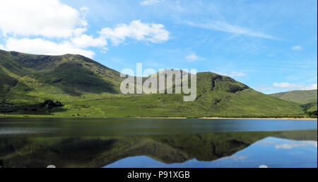 Il paesaggio di Connemara distretto in Irlanda, con il bellissimo lago di riflessione. Foto Stock