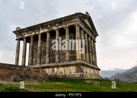 Il Tempio di Garni un classico tempietto ellenistico in Garni, Armenia Foto Stock