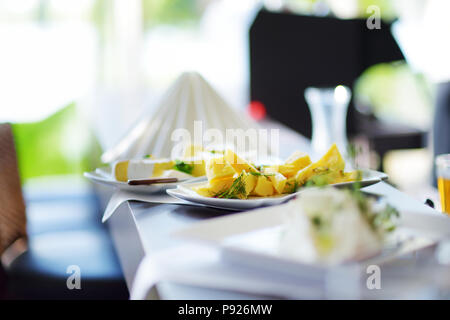 Diversi tipi di vino e snack vari formaggi sulla tavola bianco Foto Stock