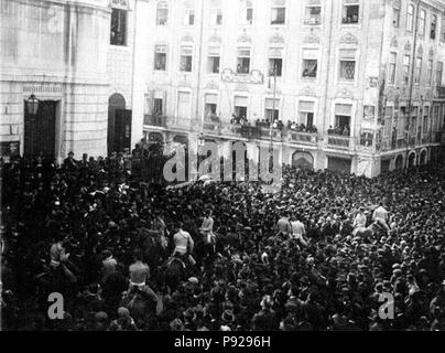 430 Multidão que assistiu à missa na Igreja de São Nicolau, por alma dos soldados mortos em França - 1918 Foto Stock
