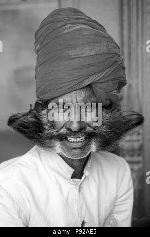 La guardia con turbante rosso e 'Soup-filtro' I BAFFI E BARBA presso il palazzo della città di Jaipur - Rajasthan, India Foto Stock