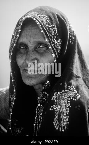 BANJARI nomade donna che indossa un capo bordato scialle in PUSHKAR CAMEL FAIR - Rajasthan, India Foto Stock