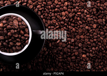 Nero caffè tazza di fagioli sfondo vista superiore Foto Stock