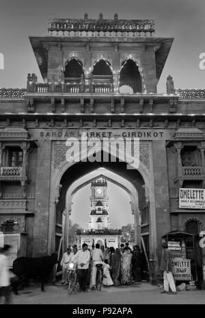 Crepuscolo presso il cancello principale al mercato SARDAR CIRDIKOT in JOHDPUR conosciuta anche come la città blu - Rajasthan, India Foto Stock