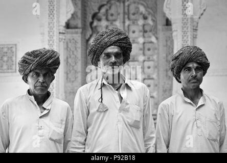 Tradizionalmente di Rajasthani turbaned gli uomini in MEHERANGARH FORT - JOHDPUR, Rajasthan, India Foto Stock