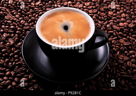 Nero con tazza di caffè espresso caldo close up Foto Stock