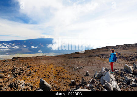 Tourist ammirando vedute mozzafiato del vulcano Mauna Loa sulla Big Island delle Hawaii. Il più grande vulcano subaerial sia in massa e volume, Mauna Loa Foto Stock