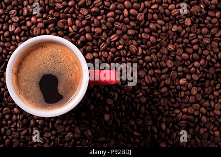Red tazza da caffè americano fagioli sfondo vista superiore piatta Foto Stock