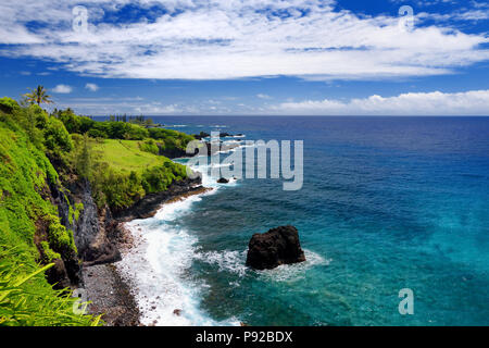 Ruvido e costa rocciosa nella costa orientale di Maui, Hawaii, STATI UNITI D'AMERICA Foto Stock