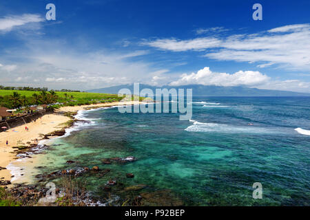 Famoso Hookipa beach surf spot riempita con una spiaggia di sabbia bianca, aree per picnic e padiglioni. Maui, Hawaii, Stati Uniti d'America. Foto Stock