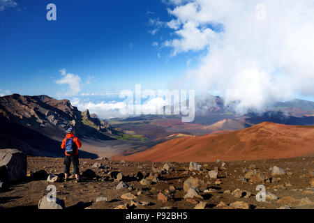 Escursioni turistiche in Vulcano Haleakala crater sullo scorrimento Sands trail. Bellissima vista del cratere del piano e i coni di scorie di seguito. Maui, Hawaii, USA Foto Stock