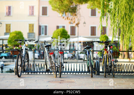 Alcune moto parcheggiate nella piccola città italiana Foto Stock