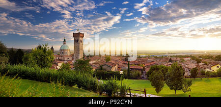 Bella vista al tramonto di Lonato del Garda, una città e comune della provincia di Brescia, in Lombardia, Italia Foto Stock