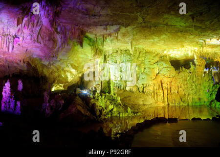 Interni della grotta Kumistavi, noto come Prometeo grotta, uno della Georgia di meraviglie naturali ricche di stalattiti e stalagmiti, tende, cascate pietrificate Foto Stock