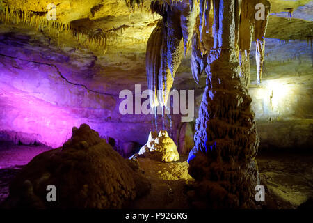 Interni della grotta Kumistavi, noto come Prometeo grotta, uno della Georgia di meraviglie naturali ricche di stalattiti e stalagmiti, tende, cascate pietrificate Foto Stock