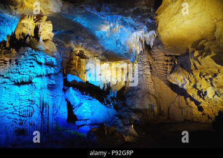 Interni della grotta Kumistavi, noto come Prometeo grotta, uno della Georgia di meraviglie naturali ricche di stalattiti e stalagmiti, tende, cascate pietrificate Foto Stock