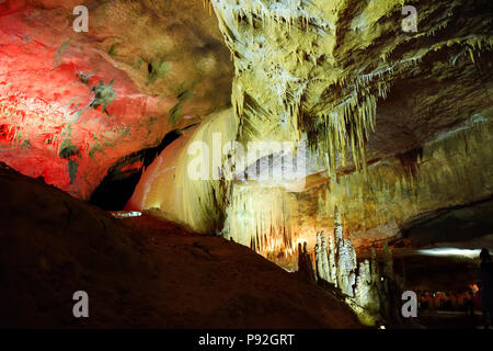 Interni della grotta Kumistavi, noto come Prometeo grotta, uno della Georgia di meraviglie naturali ricche di stalattiti e stalagmiti, tende, cascate pietrificate Foto Stock