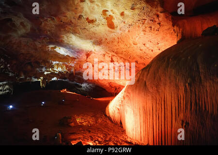 Interni della grotta Kumistavi, noto come Prometeo grotta, uno della Georgia di meraviglie naturali ricche di stalattiti e stalagmiti, tende, cascate pietrificate Foto Stock